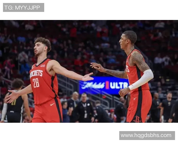 火箭与爵士季后赛首战激烈对决展现球队实力与战术博弈